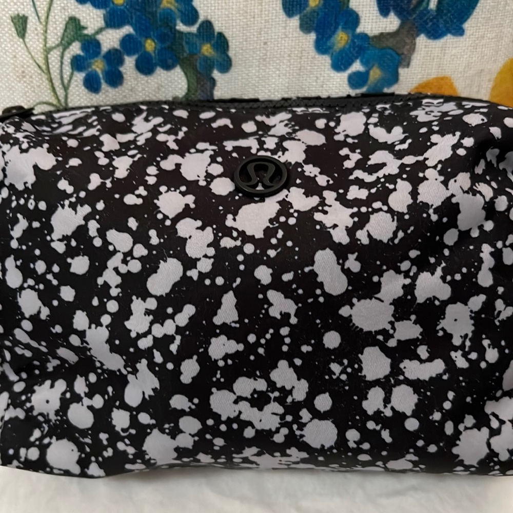 Lululemon make up pouch